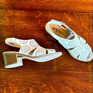 Girl’s white shoes